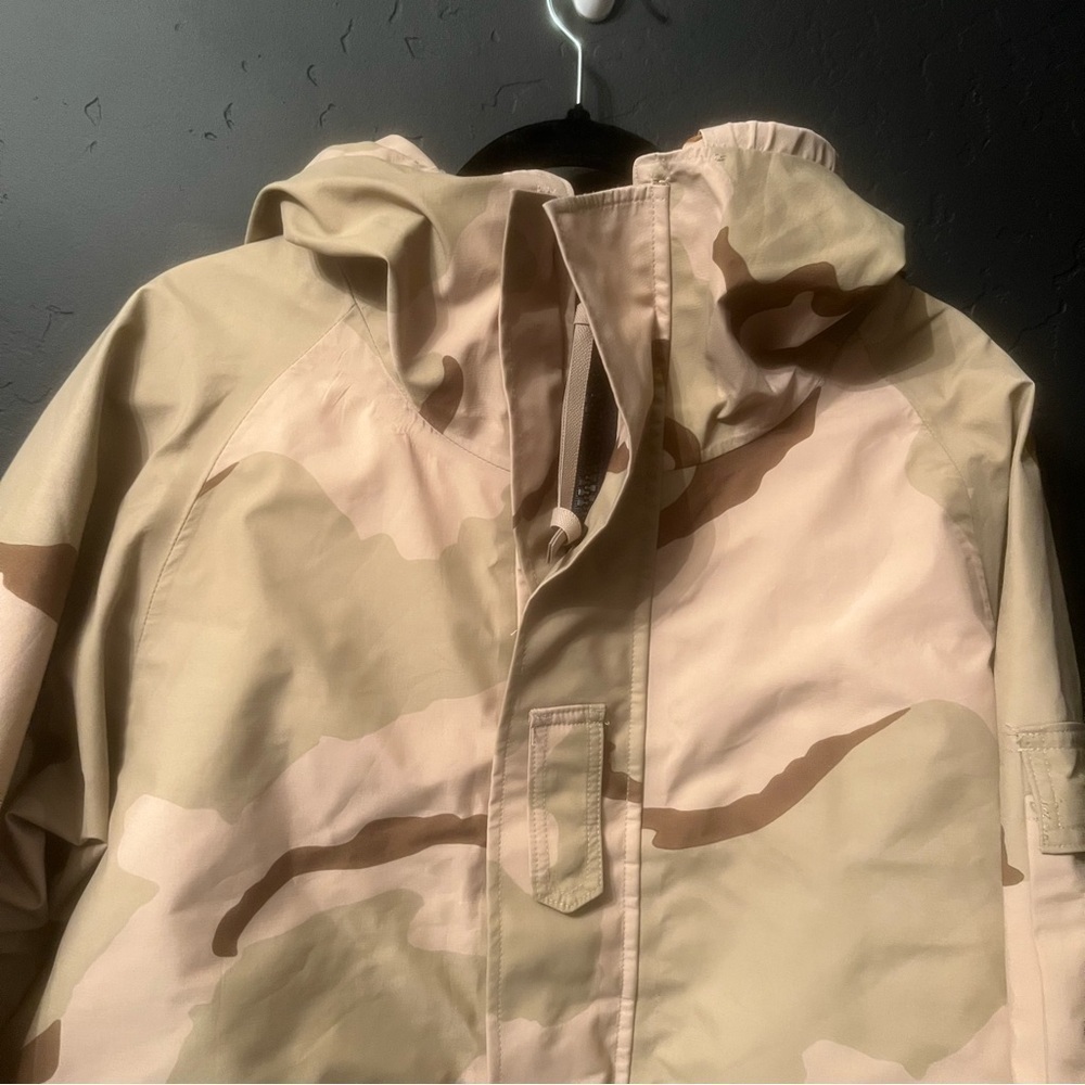 USGI ECWCS Tri- Color Camouflage Size: M cold weather parka. T
Hooded Jacket - Picture 5 of 13